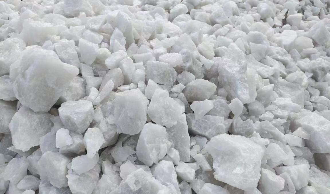 High-purity white quartz lumps from the QMI mine